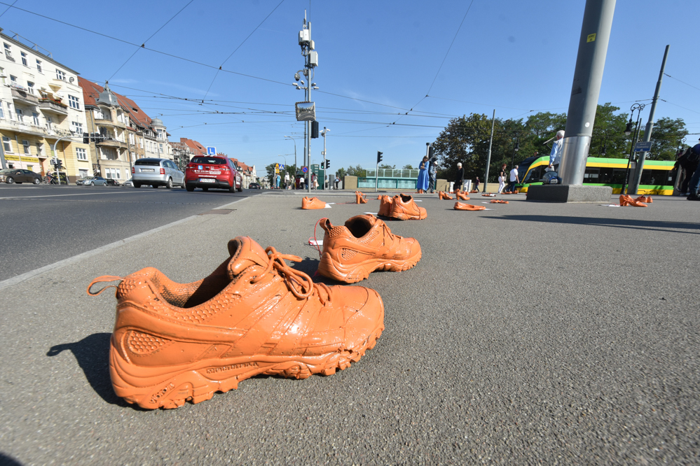 Pomarańczowe buty na Moście Teatralnym - Wojtek Wardejn