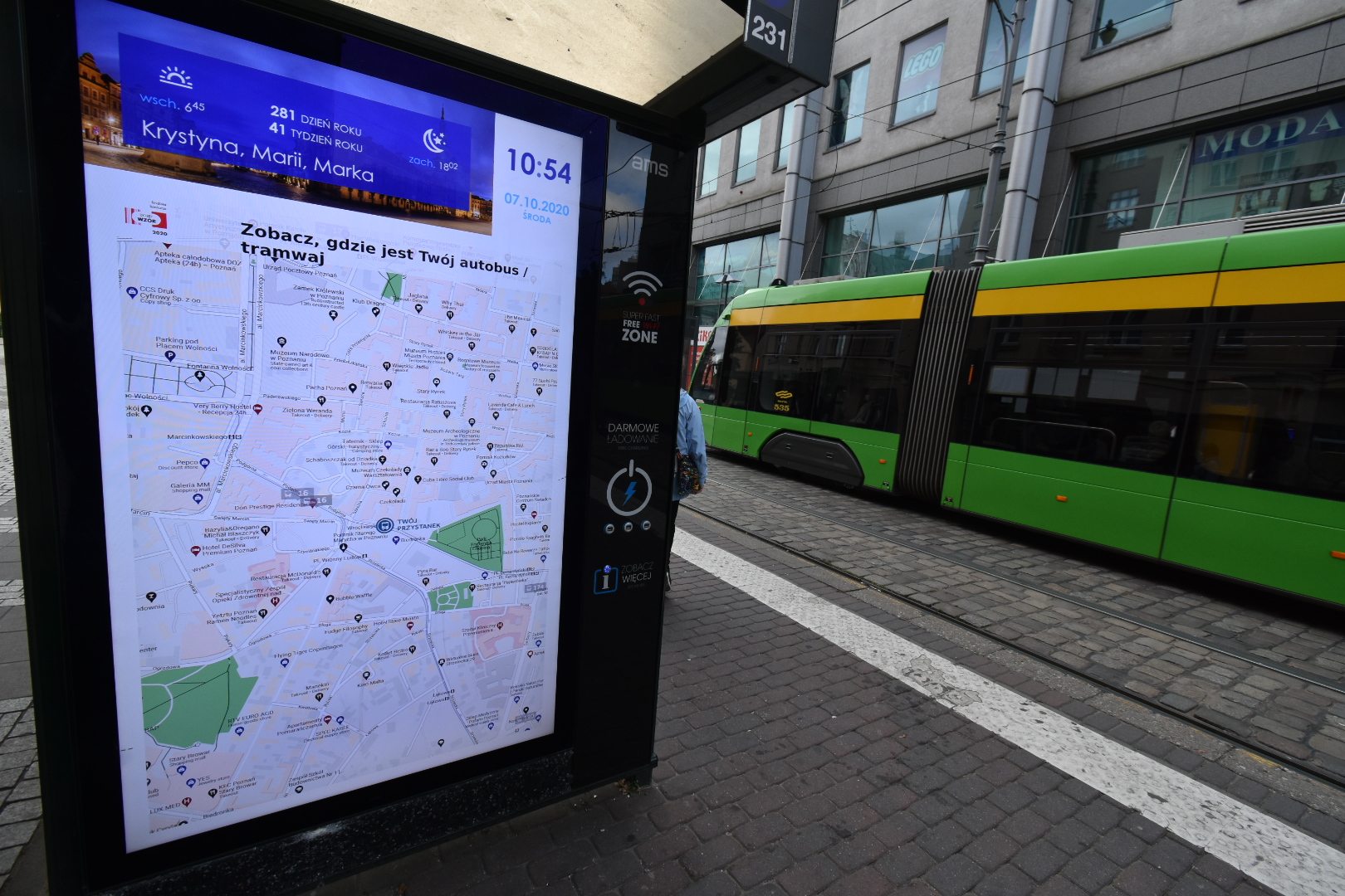 Mapy śledzące tramwaje i autobusy zamontowano na poznańskich przystankach - Wojtek Wardejn