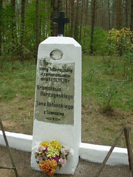Szamocin, miejsce upamiętnienia męczeńskiej śmierci młodych Polaków w 1939 roku - zamordowano ich za to tylko, że śpiewali polskie piosenki/fot.Sz.O.K. 