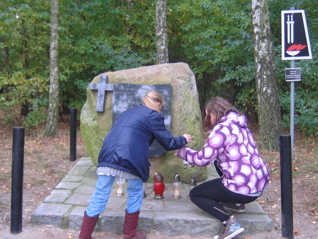 Przed obeliskiem upamiętniającym 9 mieszkańców gminy Murowana Goślina zamordowanych w 1939