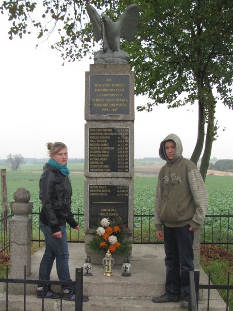 Przy pomniku ku czci 15 mieszkańców wsi Przebędowo i Trojanowo zgładzonych przez Niemców 