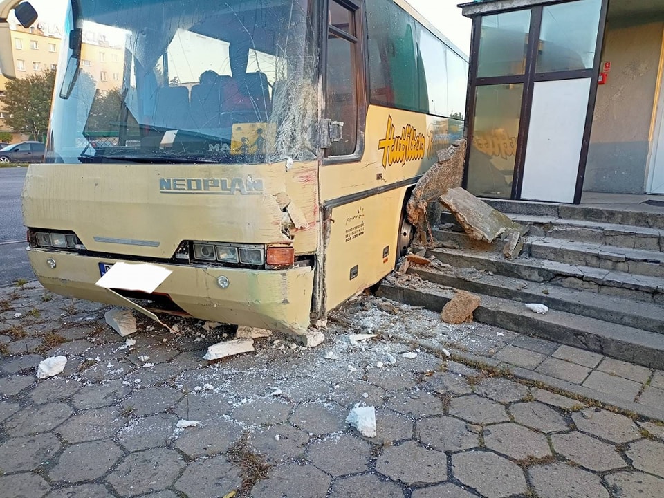 Autobus wjechał w budynek w Gnieźnie - Komenda Powiatowa Policji w Gnieźnie