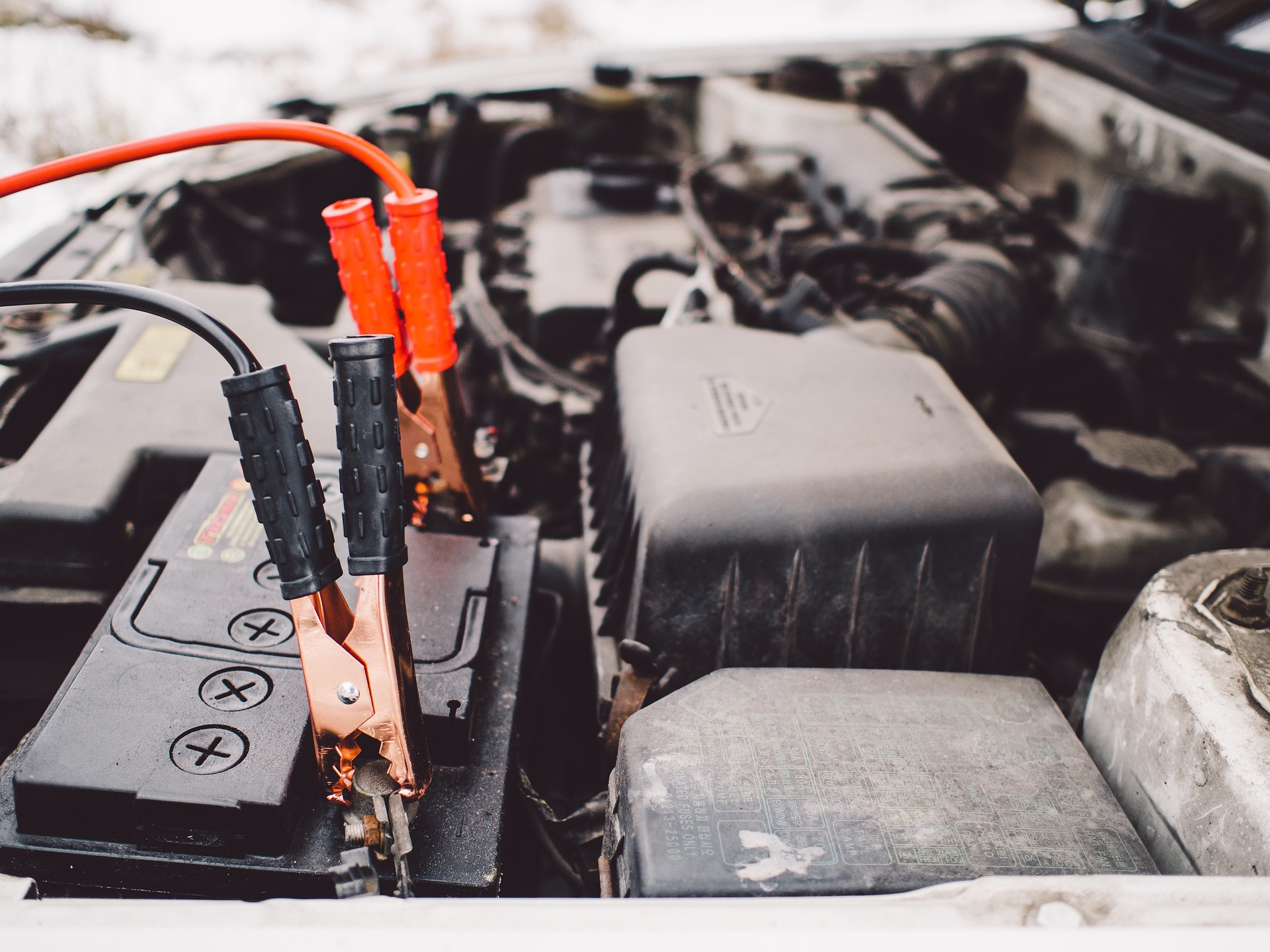 akumlator kable odpalanie samochodu zima - Pixabay