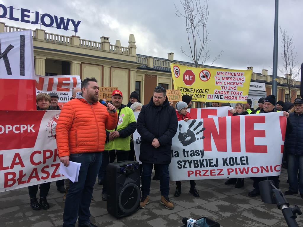 Protest przed dworcem w Kaliszu  cpk przebieg trasy Kolei Dużych Prędkości - Danuta Synkiewicz  - Radio Poznań