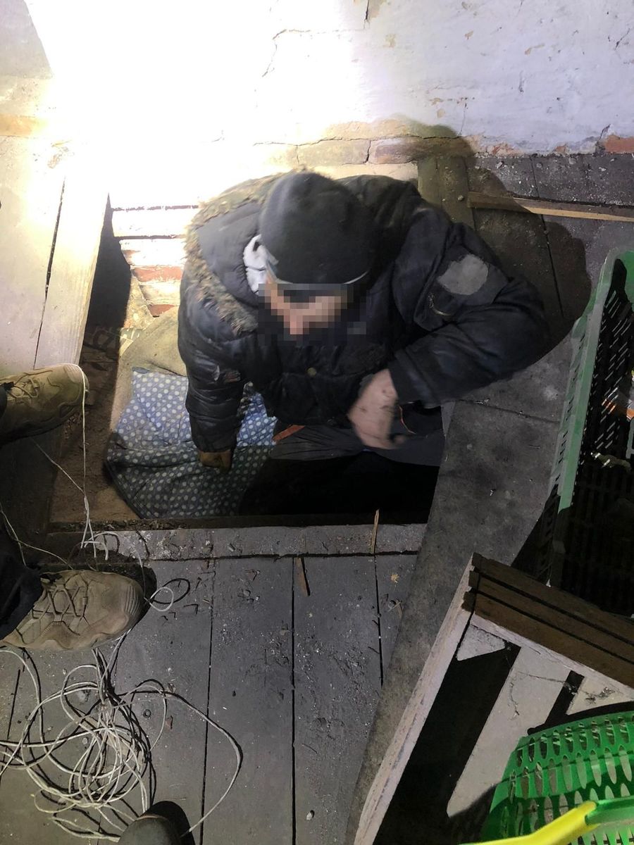 siedlec schował się pod podłogą - KPP Wolsztyn
