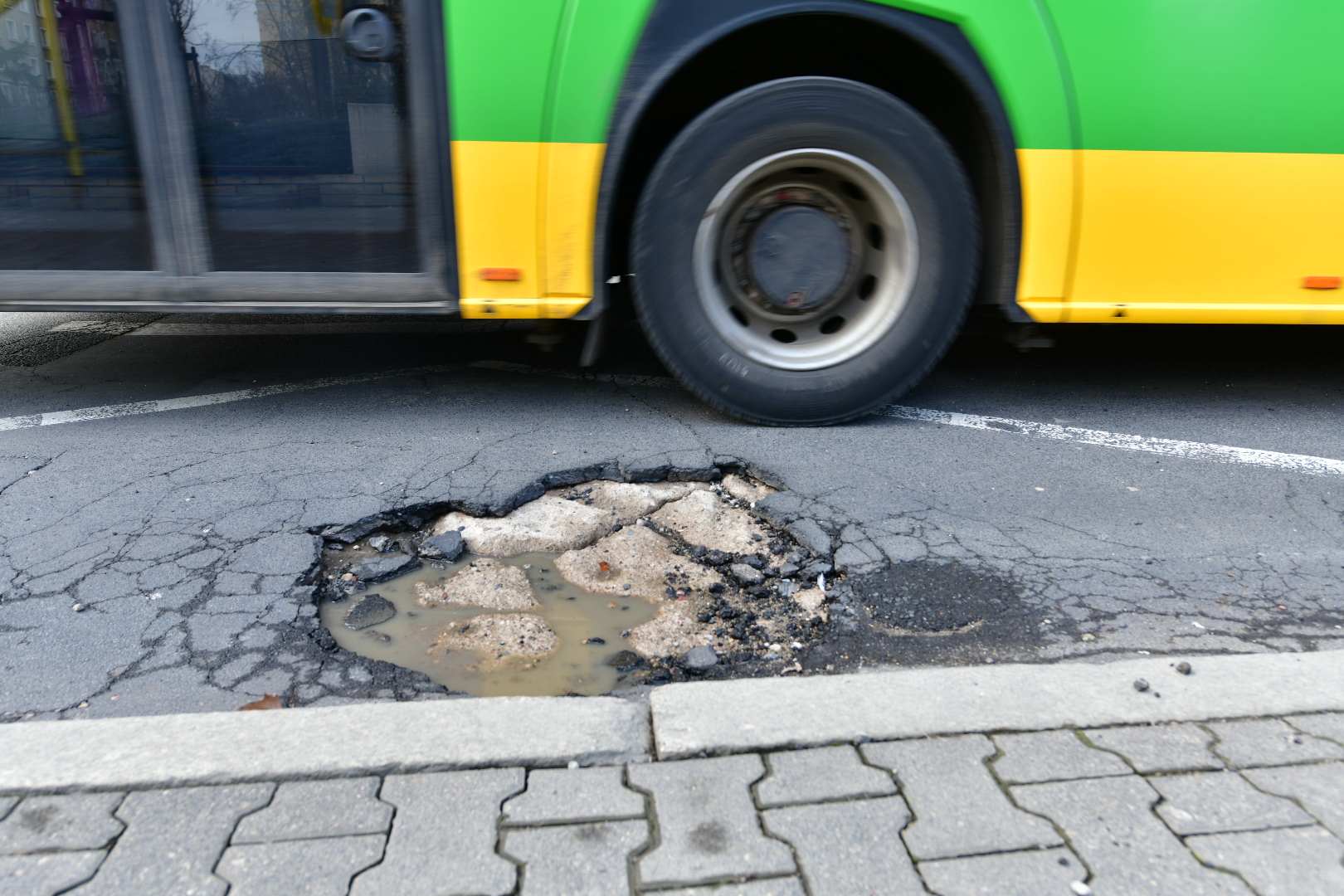 dziury w drodze wyrwa wyrwy asfalt berwińskiego - Wojtek Wardejn - Radio Poznań