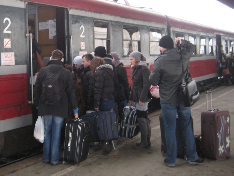 Wsiadają do pociągu - dworzec - Anna Skoczek