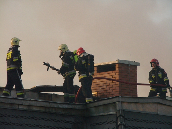Strażacy gaszą pożar dachu - Radio Merkury