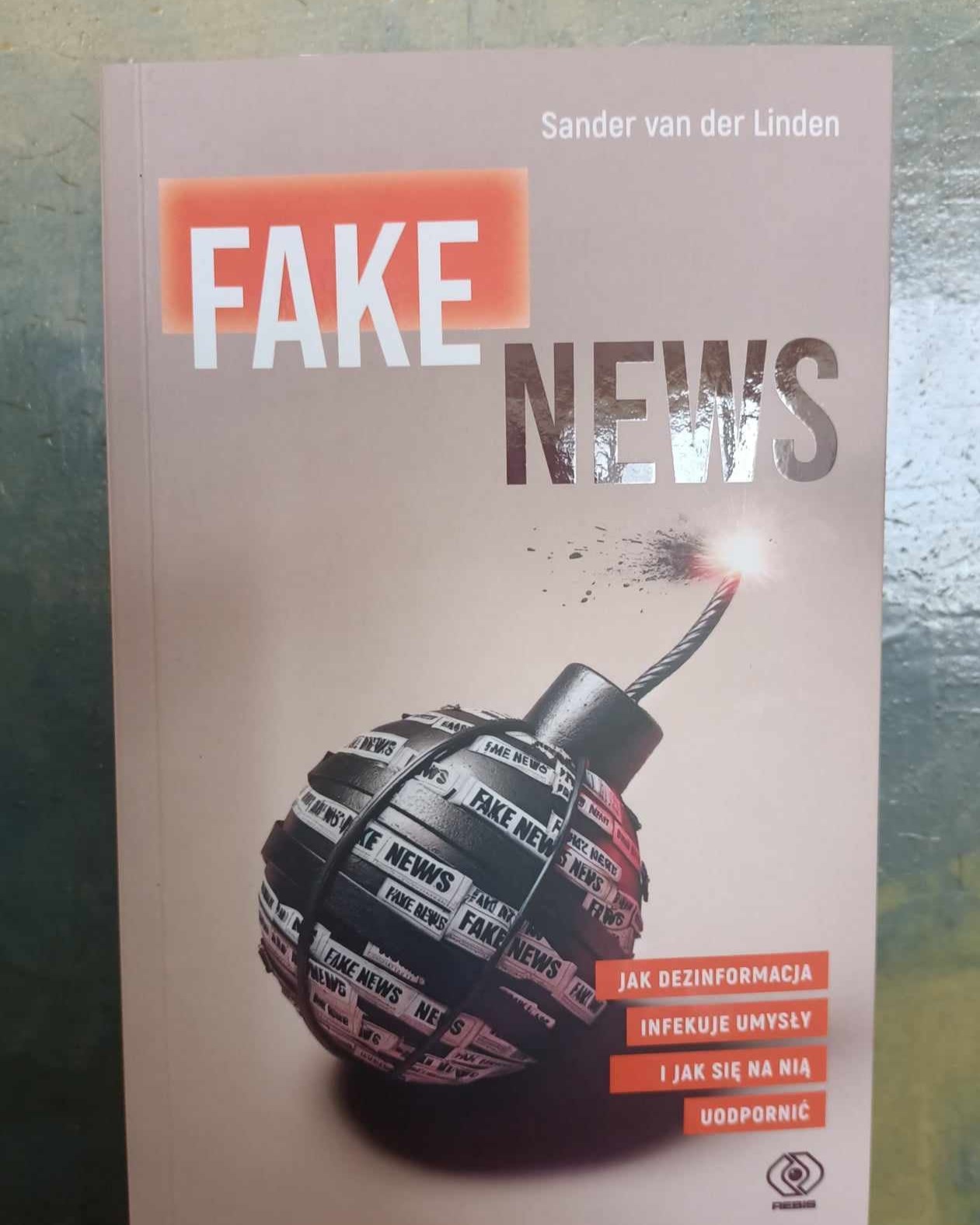 fake news okładka książki Sander van der Linden Dom Wydawniczy REBIS - Joanna Divina - Radio Poznań