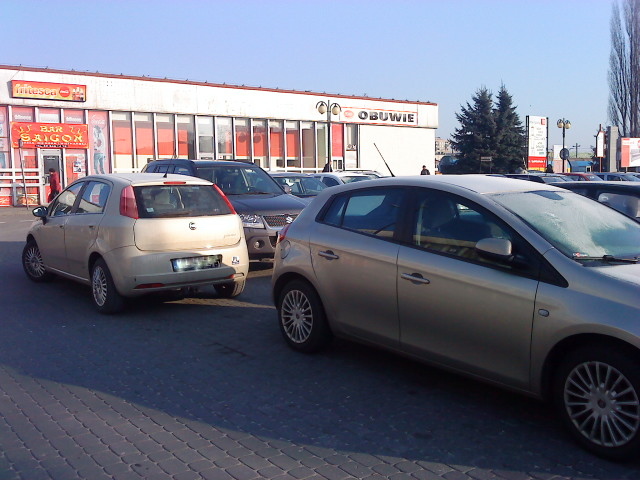 Samochody przed dworcem Konin - Iwona Kryżak