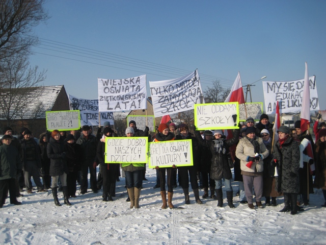 Brodowo - protest ws. szkoły - Rafał Regulski
