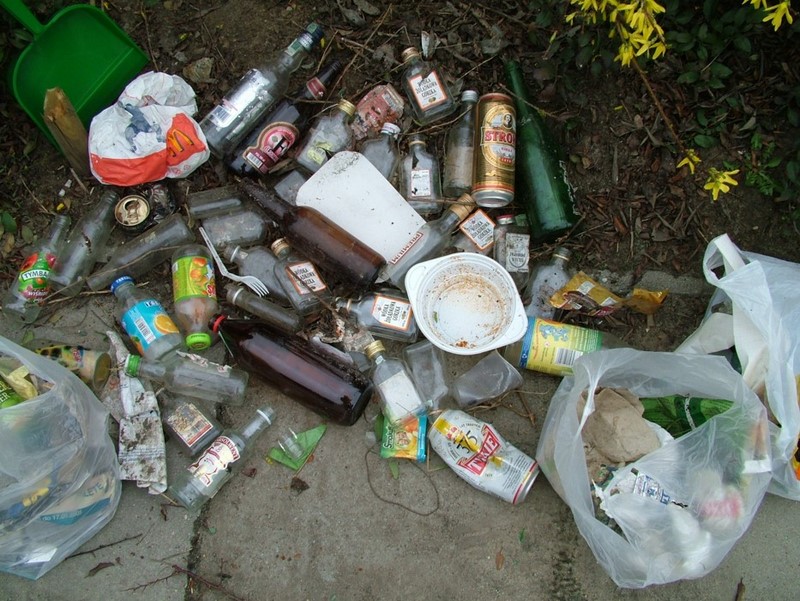 Śmieci pod sklepem alkoholowym - Antoni Rut