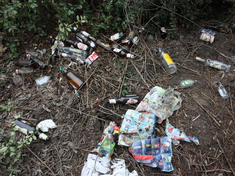 Śmieci pod sklepem alkoholowym - Antoni Rut