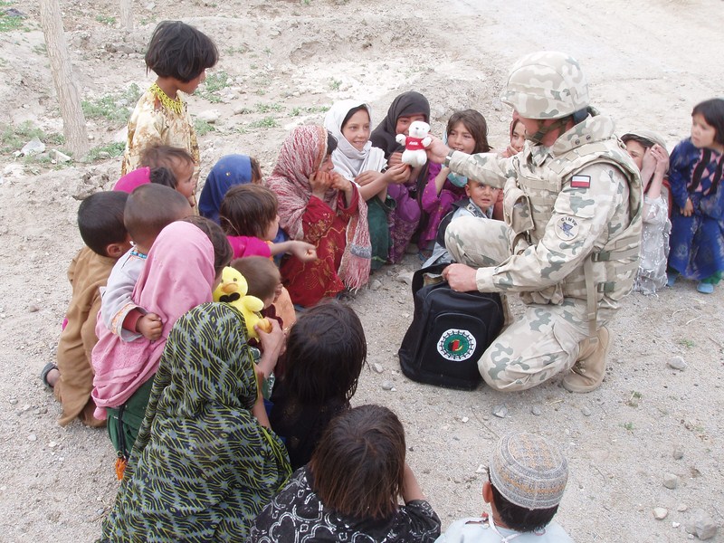 Pomoc dla dzieci w Afganistanie - Krzysztof Grygiel, por. Michał Kij    