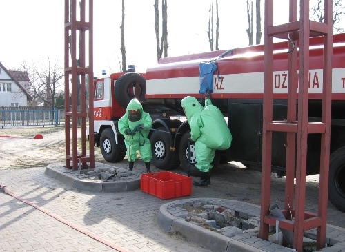 Ćwiczenia strażaków - chemików - Straż Pożarna Kalisz
