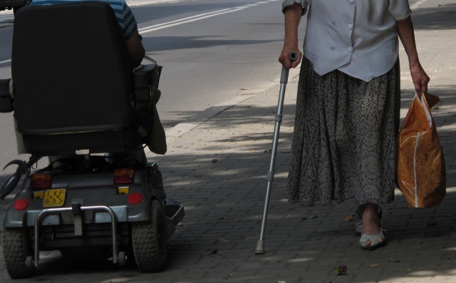 starsza pani z kulą, wózek inwalidzki - TomFoto