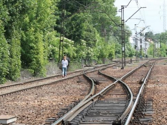 Przechodzą nielegalnie przez tory - PKP Polskie Linie Kolejowe