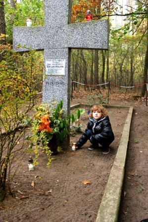 Zapal znicz pamięci 2012 Groby zakrzewskie Ania i Jaś Paschke