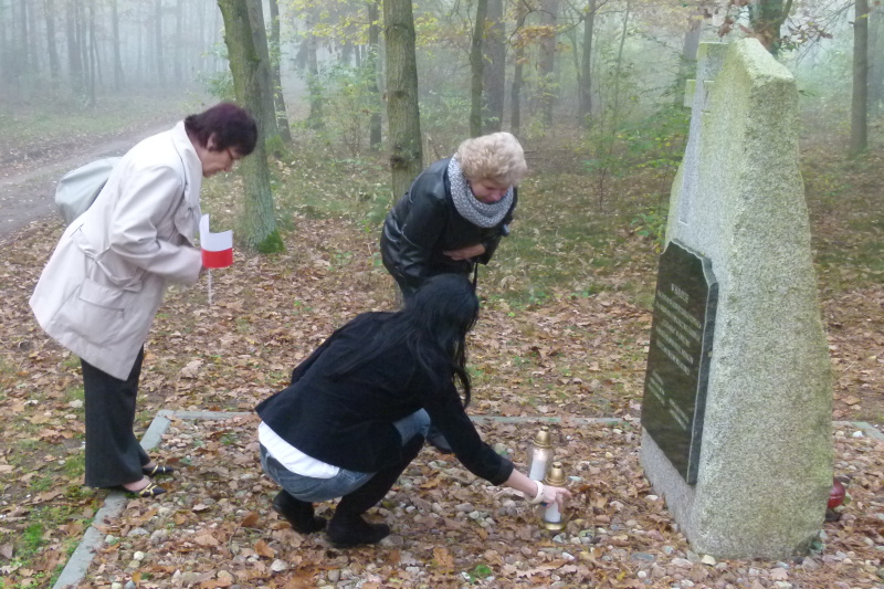 Zapal znicz pamięci 2012 - w lesy nowaszyckie w gminie Mieleszyn Fot K. Soberski