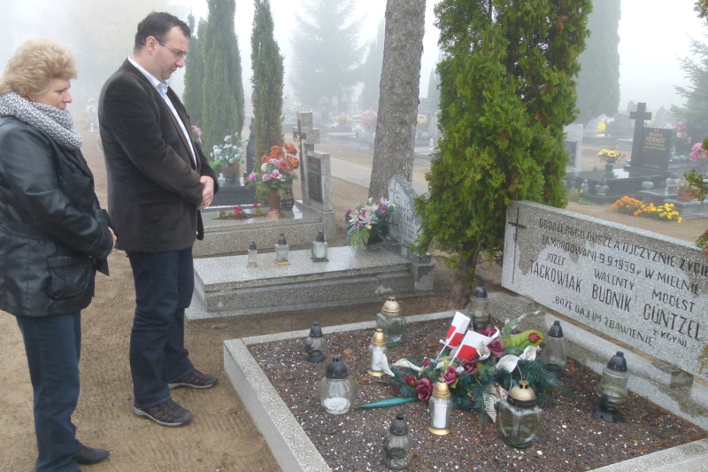Zapal znicz pamięci 2012 - znicze na cmentarzu w Popowie Ignacewie w gminie Mieleszyn fot. K. Soberski