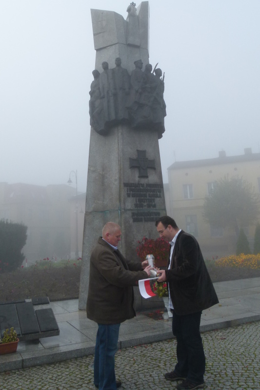Zapal znicz pamięci 2012 - znicze przy pomniku na Rynku w Kłecku fot. K. Soberski