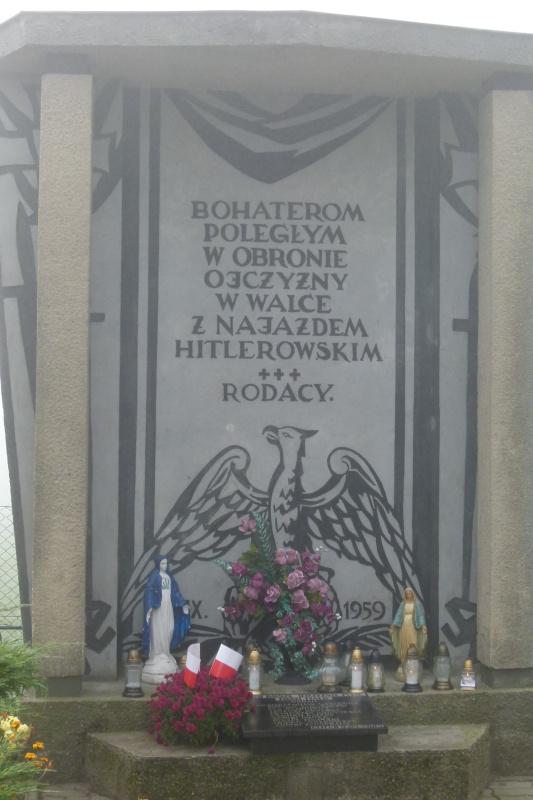 Zapal znicz pamięci 2012 - znicze przy pomniku na cmentarzu w Kłecku fot. K. Soberski