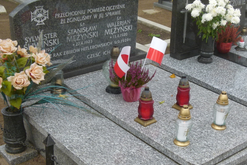Zapal znicz pamięci 2012 - znicze na cmentarzu w Kłecku na grobie harcerzy zabitych przez hitlerowców fot. K. Soberski