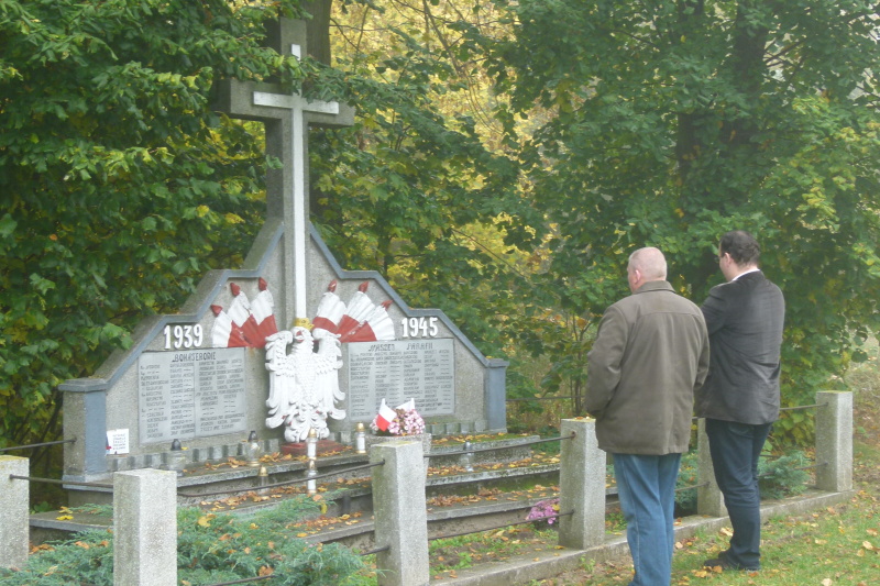  Zapal znicz pamięci 2012 - znicze w Sławnie w gminie Kiszkowo fot. K. Soberski