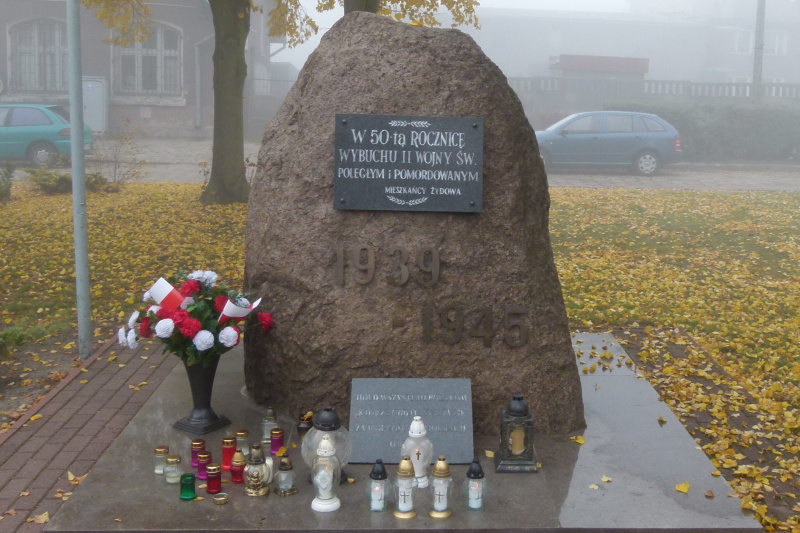 Zapal znicz pamięci 2012 - znicze przy obelisku upamiętniającym obronę Żydowa fot. K. Soberski