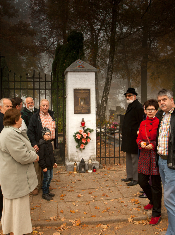 Miejsca pamięci na cmentarzu w Skokach