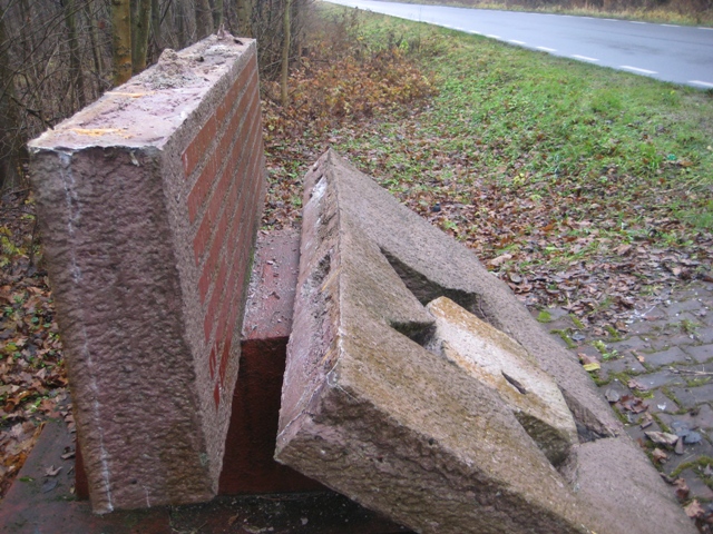 Pomnik Żołnierzy Radzieckich w Sarnicach - zniszczony - Rafał Regulski