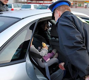 Dziecko spało w samochodzie - Policja/Poznań