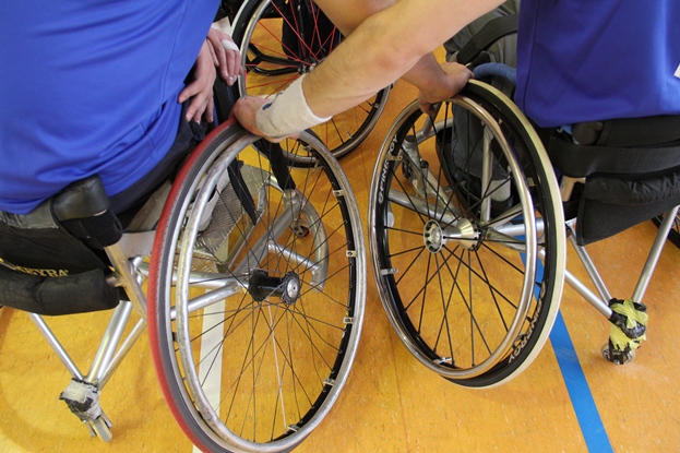 Koszykówka na wózkach, niepełnosprawni - Fundacja Podaj Dalej 