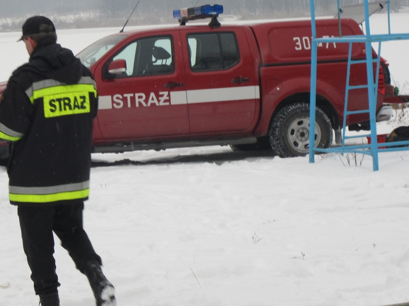 Strażacy ćwiczą na lodzie  - Anna Skoczek