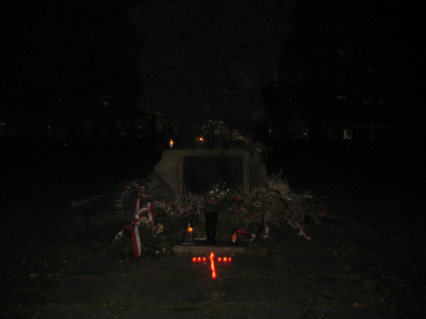Pomnik Ofiar Katynia i Sybiru noc - Adam Michalkiewicz