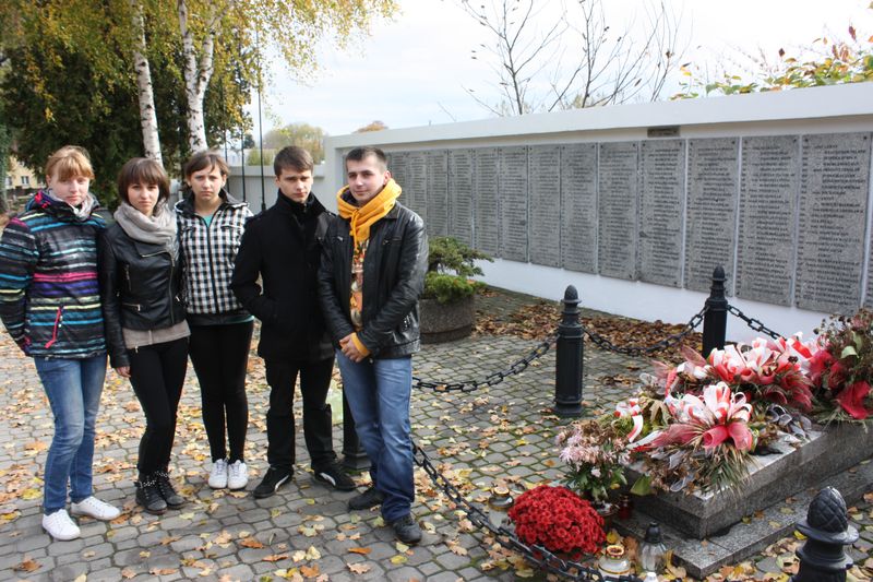 Uczniowie Zespołu Szkół Ponadgimnazjalnych nr 1 w Łęczycy zapapili znicze w miejscach pamięciŁęczycy