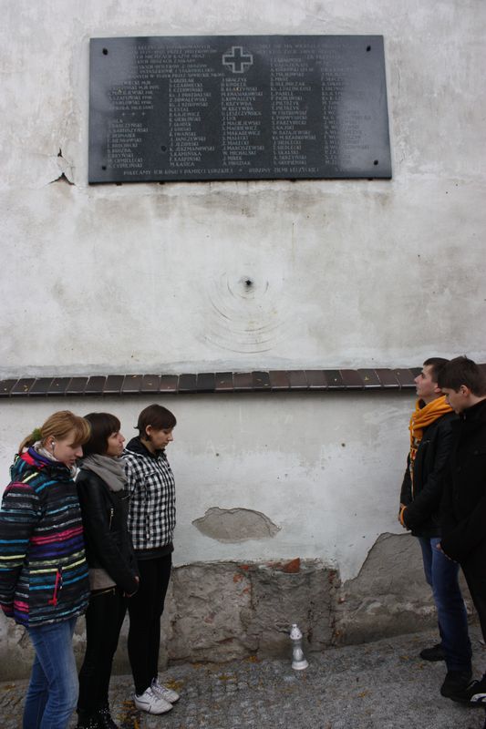 Uczniowie Zespołu Szkół Ponadgimnazjalnych nr 1 w Łęczycy zapapili znicze w miejscach pamięciŁęczycy