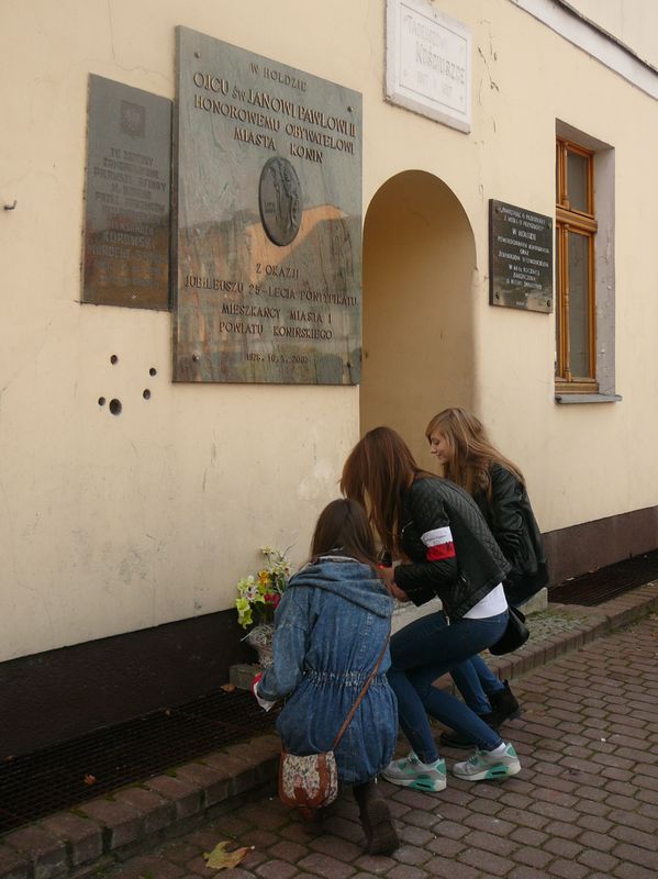 Uczniowie II Liceum im. K. K. Baczyńskiego w Koninie zapalili znicze na Placu Wolności w Koninie