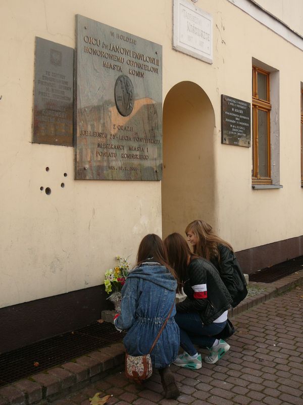 Uczniowie II Liceum im. K. K. Baczyńskiego w Koninie zapalili znicze na Placu Wolności w Koninie