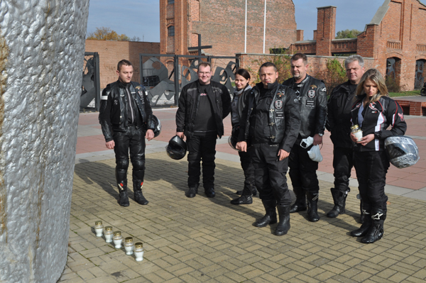 Motocykliści zapalili znicz przed Muzeum Martyrologii na Radogoszczu