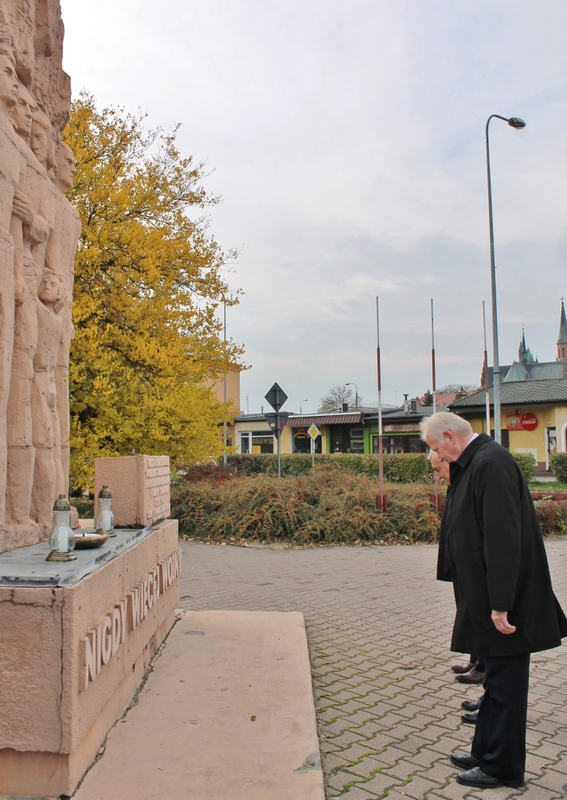Władze Turku pod Pomnikiem Ofiar Wojny