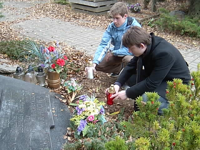 Szkolnego Koła Wielkopolskiego Stowarzyszenia Pamięci Armii Krajowej zapalili znicze na cmentarzu na Junikowie