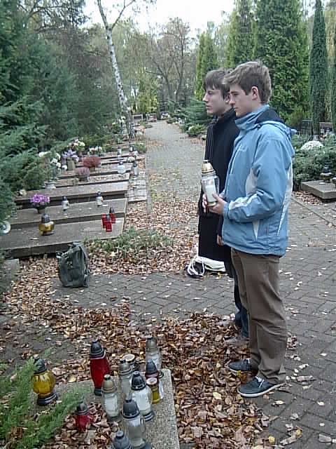 Szkolnego Koła Wielkopolskiego Stowarzyszenia Pamięci Armii Krajowej zapalili znicze na cmentarzu na Junikowie