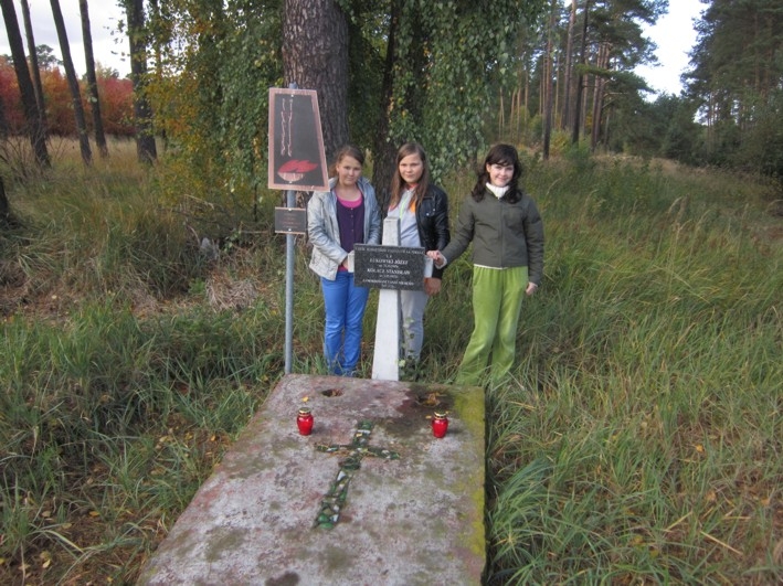 Uczniowie z Murowanej Gośliny zapalili znicze w miejscach pamięci