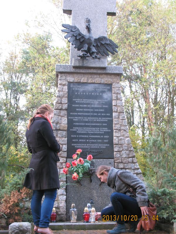 Znicze na cmentarzu Miłostowo zapalili przedstawiciele Szkolnego Koła Stowarzyszenia Pamięci AK przy VIII LO