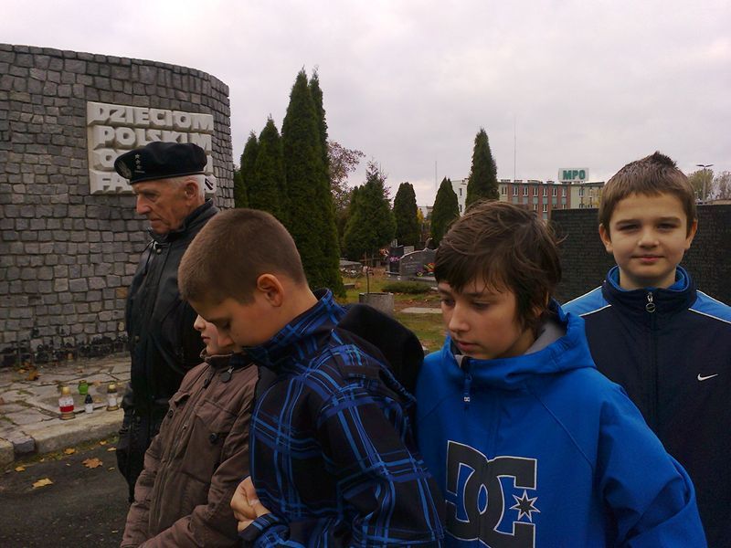 Uczniowie Gimnazjum nr 2 im. gen. Elżbiety Zawackiej w Toruniu zapalili znicze pod pomnikiem Szmalcówki