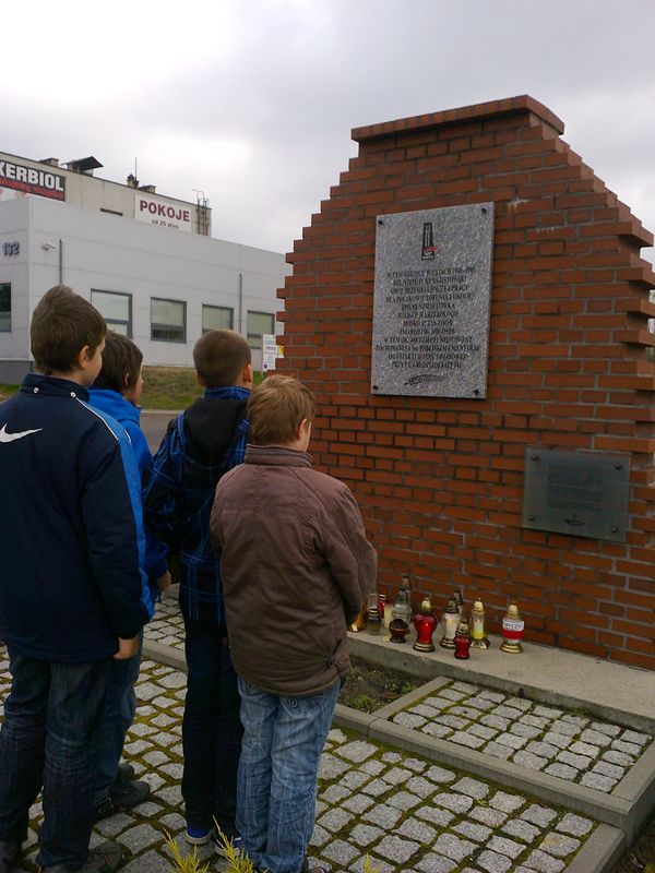 Uczniowie Gimnazjum nr 2 im. gen. Elżbiety Zawackiej w Toruniu zapalili znicze pod pomnikiem Szmalcówki