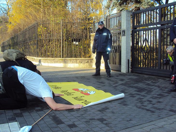 demontracja pod ambasadą - Maciej Kluczka