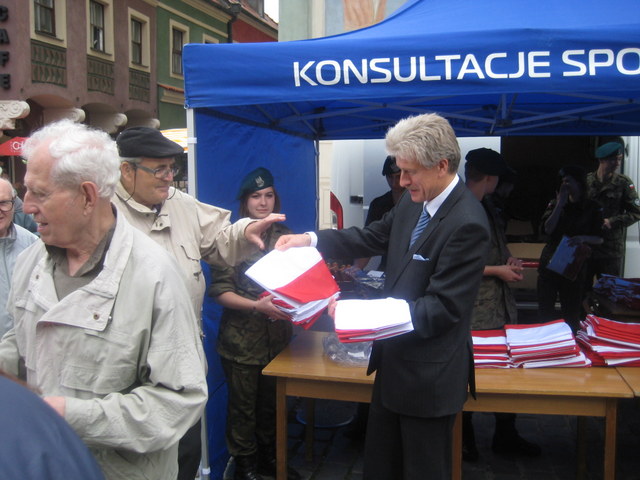 prezydent rozdaje flagi 2014 (1) - Jacek Butlewski
