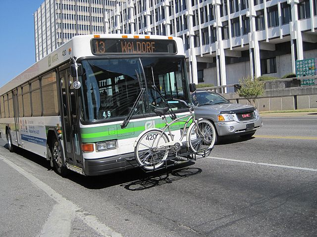 autobus w USA z bagaznikiem rowerowym - Thomas R Machnitzki - CC Wikimedia